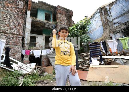 Un enfant joue avec de faux fusil en zone Fatih Istanbul , Banque D'Images