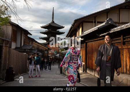 Couple d'amoureux avec kimono à pied dans les rues de Kyoto , Japon Banque D'Images