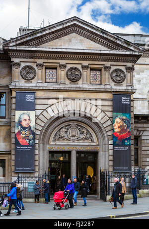 Entrée de la National Portrait Gallery, Charing Cross Road, London, England, UK Banque D'Images