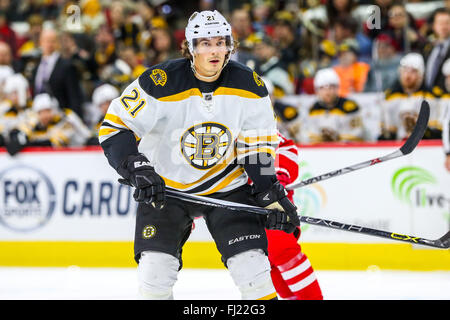 Raleigh, Caroline du Nord, USA. Feb 26, 2016. Bruins de Boston l'aile gauche Loui Eriksson (21) au cours de la LNH, match entre les Bruins de Boston et les Hurricanes de la Caroline au PNC Arena. © Andy Martin Jr./ZUMA/Alamy Fil Live News Banque D'Images