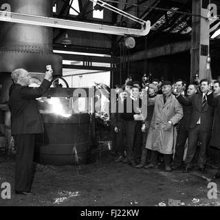Les travailleurs du fer acier éclairage célébrer nouvelle fournaise de fer d'acier de l'usine de production des années 1960, la Grande-Bretagne Banque D'Images