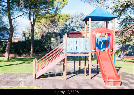 Aire de jeux en plastique dans le parc. Aire de jeux pour enfants. Banque D'Images