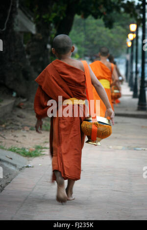 Le moine bouddhiste marcher dans les rues de la région de Luang Prabang, Laos , Asie Banque D'Images