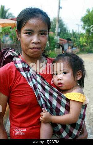 Magnifique portrait de mère avec son enfant , au Laos Banque D'Images