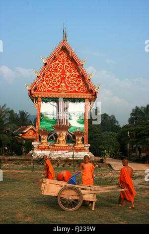 Les moines bouddhistes dans la région de temple monastère à Vang Vieng, Laos, Asie Banque D'Images