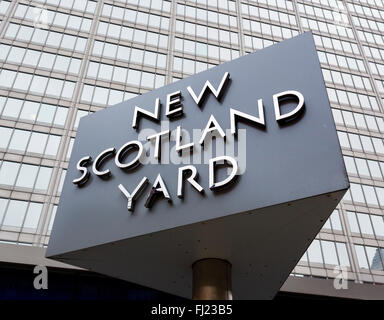 Panneau à l'extérieur de l'ancien quartier général de la police métropolitaine à New Scotland Yard, Broadway, Victoria, Londres, Angleterre, ROYAUME-UNI Banque D'Images