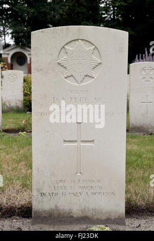 Tombe de grands DA Peel MC dans le cimetière de guerre CWGC Leopoldsburg, Limbourg, Belgique. Banque D'Images