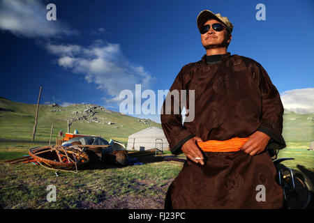 Portrait de l'homme de Mongolie avec traditional dress costume vêtements appelé 'deel' Banque D'Images