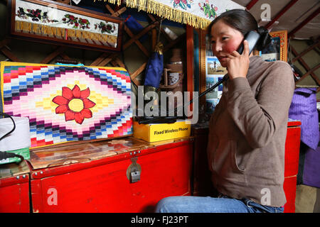 Femme faisant appel dans sa yourte dans les steppes au milieu de nulle part en Mongolie Banque D'Images