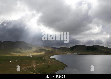 Paysage : lac Terkhiin Tsagaan, également connu sous le nom de "Lac Blanc" en Mongolie Banque D'Images