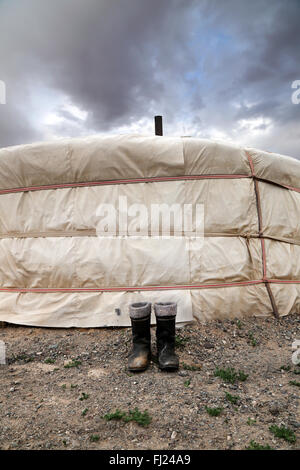 Boots en face d'une maison traditionnelle d'une yourte en Mongolie Banque D'Images