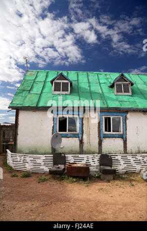 Vieux et pauvre maison traditionnelle en Mongolie Banque D'Images