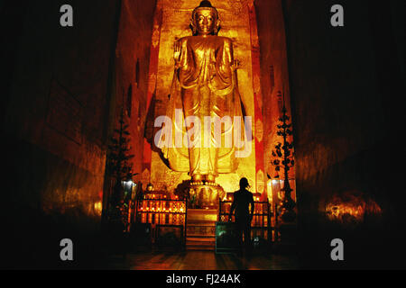 Statue de Bouddha à l'intérieur de Temple du Bouddha Mahamuni, Bagan, Myanmar Banque D'Images