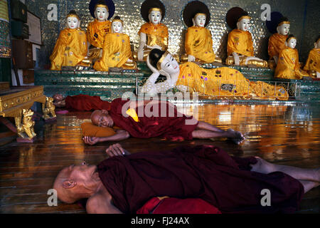 Les moines bouddhistes de dormir dans la pagode Shwedagon, Yangon Banque D'Images