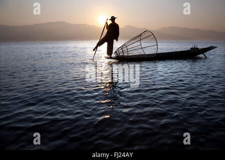 Paysage de pêcheurs traditionnels birmans sur le lac Inle par sunrise, Myanmar Banque D'Images