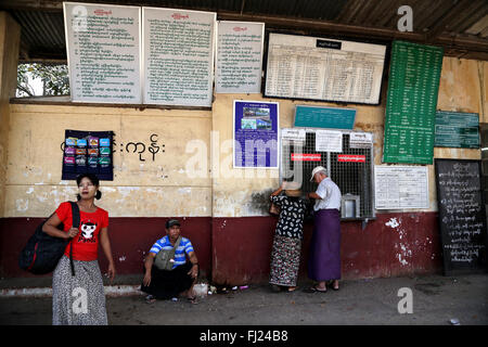 Les gens qui attendent à la gare de Yangon, Myanmar Banque D'Images