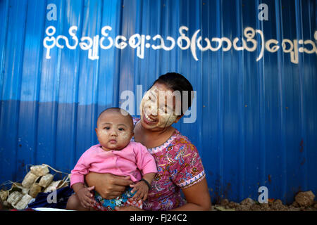 La mère et l'enfant à Rangoon, le port de thanaka sur leurs visages Banque D'Images