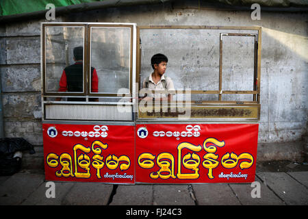 Les gens dans une rue de Yangon, Myanmar Banque D'Images