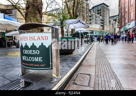 L'île de Hayes snack-bar situé au centre de Cardiff, faible niveau vue de la chaussée vers St Davids Centre et John Lewis. Banque D'Images