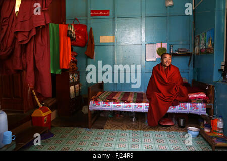 Moine bouddhiste au monastère de sa chambre à Nyaung Shwe, le Myanmar (Birmanie) Banque D'Images