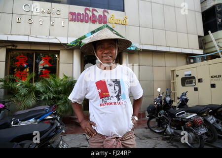 Homme portant un t shirt de leader Aung San Suu Kyi à Mandalay, Myanmar Banque D'Images