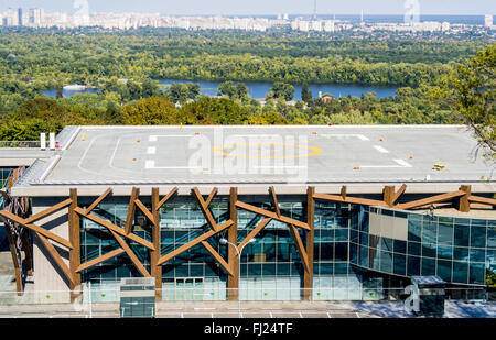 Atterrissage d'hélicoptère au-dessus du toit du bâtiment avec vue sur la ville Banque D'Images