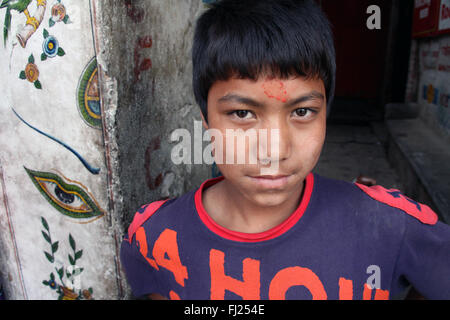 Portrait de jeune homme népalais traditionnel avec tilak sur son front Banque D'Images