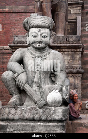 Statue devant un temple à Bhaktapur, Népal Banque D'Images