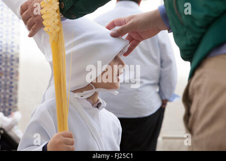 ALMENDRALEJO, Espagne, 29 mars : mise en place du chapeau pour les jeunes à Almendralejo nazareno Semaine Sainte, l'Espagne le 29 mars 2015 Banque D'Images