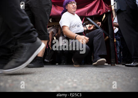 ALMENDRALEJO, Espagne, 29 mars : Costaleros relief pendant la Semaine Sainte Procession, Almendralejo, Espagne, le 29 mars 2015 Banque D'Images