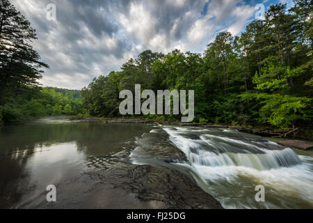 Cascade de la Forêt nationale d'Ozark sous ciel nuageux. Banque D'Images