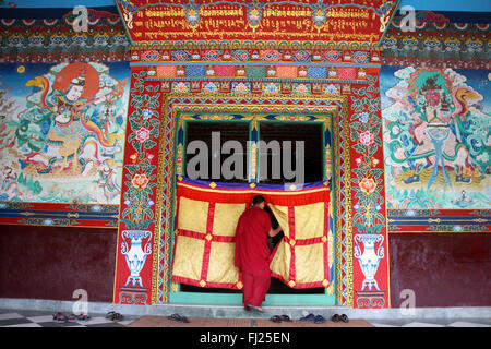 Le moine bouddhiste entrant gompa à Boudhanath, Népal Banque D'Images