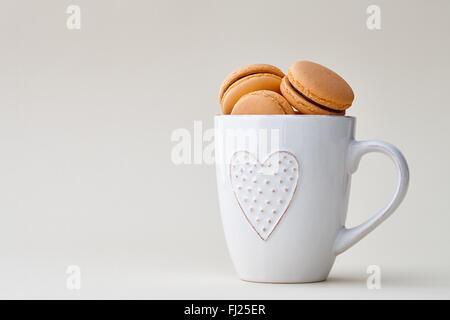 Macarons français dans une tasse Banque D'Images