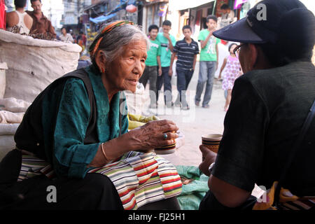 Deux femmes Newar parlons et boire le thé à Boudhanath, Népal Banque D'Images