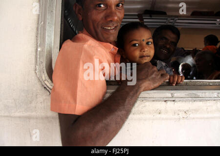 L'homme de voyager avec des enfants et de la famille en train au Sri Lanka Banque D'Images