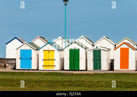 Deux rangées de cabines de plage divisé par un mur de pierre égayer l'après-midi ensoleillé avec leurs couleurs brillantes au Musée Banque D'Images