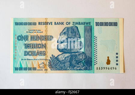 Billet de cent mille milliards de dollars émis au Zimbabwe en 2008, sur l'apogée de l'hyperinflation. Arrière-plan blanc. Banque D'Images