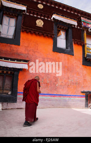 Les tibétains prier / Kora autour du temple du Jokhang à Lhassa, Tibet Banque D'Images