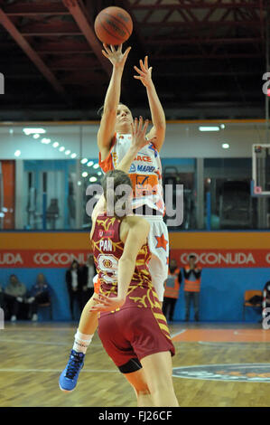 Naples, Italie. 28 Février, 2016. La garde de Naples Martina Fassina en action pendant le championnat de série A italienne de basket-ball féminin de la saison régulière contre Napoli Mapei Saces Familia Schio. Umana Venezia team a gagné le match. Match de saison régulière de basket-ball femme Serie A italienne1 entre les Saces Napoli contre Umana Venezia, le match se termine 62-63 pour Umana Venezia. © Paola Visone/Pacific Press/Alamy Live News Banque D'Images