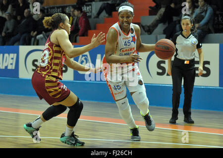 Naples, Italie. 28 Février, 2016. La garde de Naples Noelle Quinn en action pendant le championnat de série A italienne de basket-ball féminin de la saison régulière contre Napoli Mapei Saces Familia Schio. Umana Venezia team a gagné le match. Match de saison régulière de basket-ball femme Serie A italienne1 entre les Saces Napoli contre Umana Venezia, le match se termine 62-63 pour Umana Venezia. © Paola Visone/Pacific Press/Alamy Live News Banque D'Images