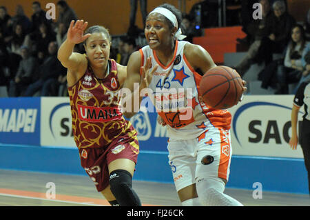 Naples, Italie. 28 Février, 2016. La garde de Naples Noelle Quinn en action pendant le championnat de série A italienne de basket-ball féminin de la saison régulière contre Napoli Mapei Saces Familia Schio. Umana Venezia team a gagné le match. Match de saison régulière de basket-ball femme Serie A italienne1 entre les Saces Napoli contre Umana Venezia, le match se termine 62-63 pour Umana Venezia. © Paola Visone/Pacific Press/Alamy Live News Banque D'Images