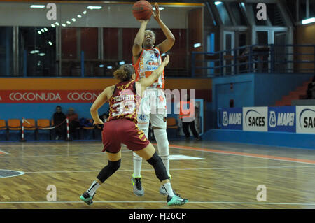 Naples, Italie. 28 Février, 2016. La garde de Naples Noelle Quinn en action pendant le championnat de série A italienne de basket-ball féminin de la saison régulière contre Napoli Mapei Saces Familia Schio. Umana Venezia team a gagné le match. Match de saison régulière de basket-ball femme Serie A italienne1 entre les Saces Napoli contre Umana Venezia, le match se termine 62-63 pour Umana Venezia. © Paola Visone/Pacific Press/Alamy Live News Banque D'Images