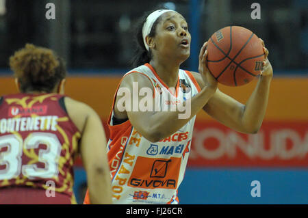 Naples, Italie. 28 Février, 2016. La garde de Naples Noelle Quinn en action pendant le championnat de série A italienne de basket-ball féminin de la saison régulière contre Napoli Mapei Saces Familia Schio. Umana Venezia team a gagné le match. Match de saison régulière de basket-ball femme Serie A italienne1 entre les Saces Napoli contre Umana Venezia, le match se termine 62-63 pour Umana Venezia. © Paola Visone/Pacific Press/Alamy Live News Banque D'Images