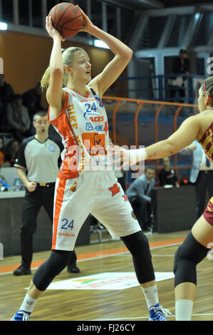 Naples, Italie. 28 Février, 2016. Gintare Petronyte pivot de Naples en action pendant le championnat de série A italienne de basket-ball féminin de la saison régulière contre Napoli Mapei Saces Familia Schio. Umana Venezia team a gagné le match. Match de saison régulière de basket-ball femme Serie A italienne1 entre les Saces Napoli contre Umana Venezia, le match se termine 62-63 pour Umana Venezia. © Paola Visone/Pacific Press/Alamy Live News Banque D'Images