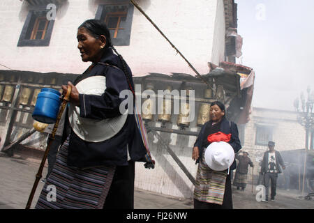 Les tibétains prier / Kora autour du temple du Jokhang à Lhassa, Tibet Banque D'Images