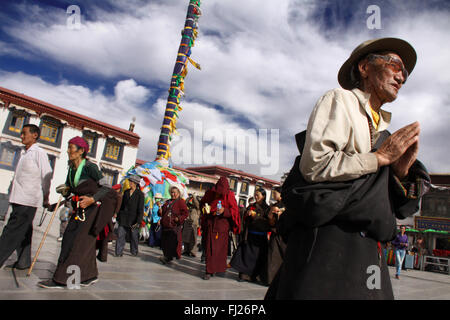 Les tibétains prier / Kora autour du temple du Jokhang à Lhassa, Tibet Banque D'Images