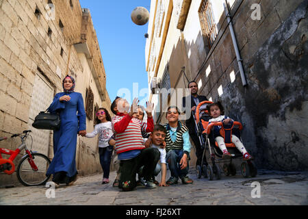 Enfant jouant avec un ballon dans les rues de Diyarbaklir Pâques, Turquie Banque D'Images