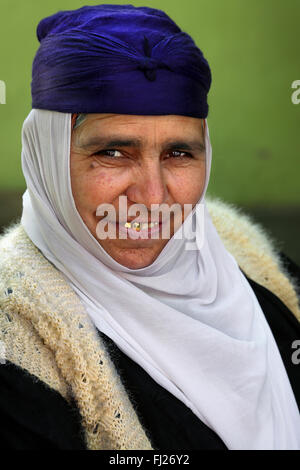 Portrait de femme kurde witl dents d'or à Diyarbakir, Turquie orientale Banque D'Images