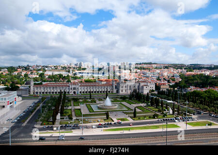 Avis de Mosteiro dos Jerónimos à partir du haut de Padrão dos Descobrimentos à Lisbonne Portugal Banque D'Images