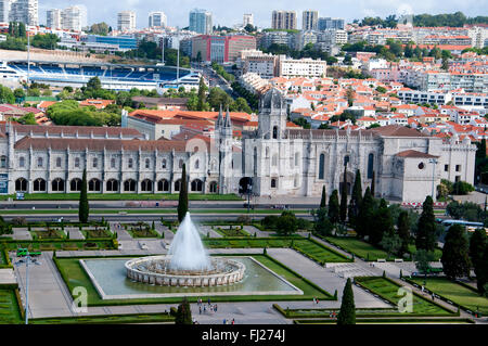 Avis de Mosteiro dos Jerónimos à partir du haut de Padrão dos Descobrimentos Banque D'Images